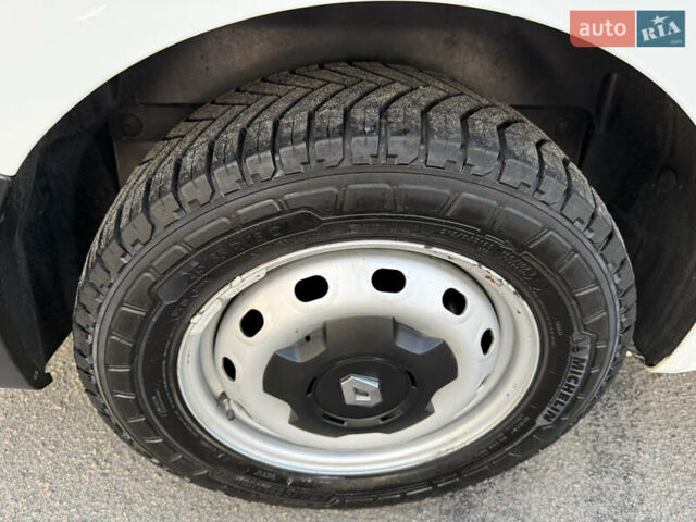 Белый Рено Трафик, объемом двигателя 2 л и пробегом 130 тыс. км за 18999 $, фото 39 на Automoto.ua