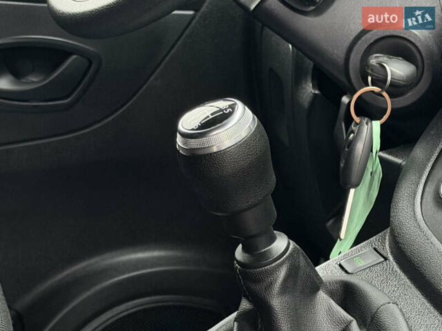 Белый Рено Трафик, объемом двигателя 2 л и пробегом 217 тыс. км за 18800 $, фото 54 на Automoto.ua