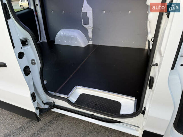Белый Рено Трафик, объемом двигателя 2 л и пробегом 130 тыс. км за 18999 $, фото 53 на Automoto.ua