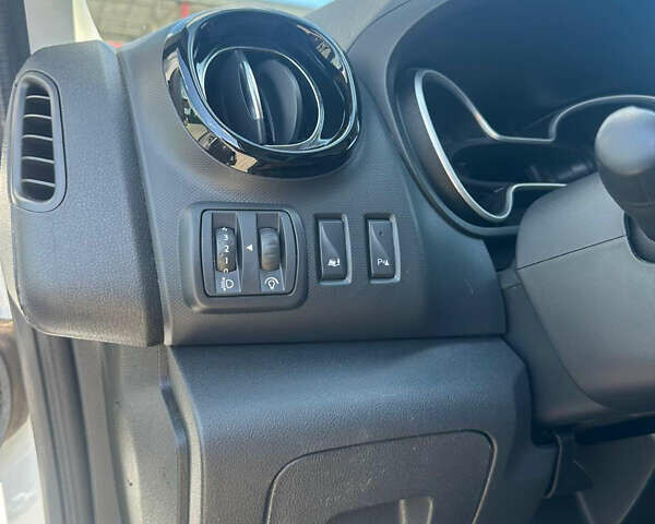 Білий Рено Трафік, об'ємом двигуна 0 л та пробігом 1000 тис. км за 21600 $, фото 16 на Automoto.ua