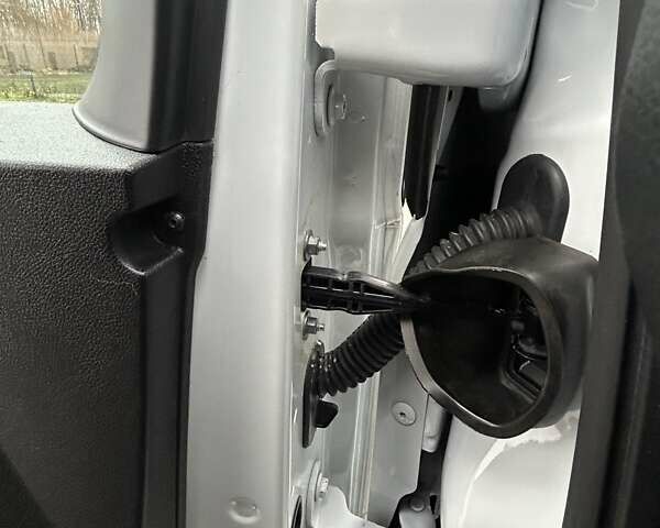 Белый Рено Трафик, объемом двигателя 2 л и пробегом 189 тыс. км за 17900 $, фото 25 на Automoto.ua