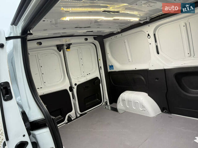 Белый Рено Трафик, объемом двигателя 2 л и пробегом 116 тыс. км за 17700 $, фото 50 на Automoto.ua