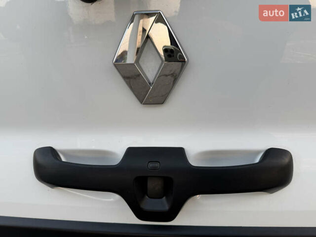 Белый Рено Трафик, объемом двигателя 2 л и пробегом 130 тыс. км за 18999 $, фото 121 на Automoto.ua