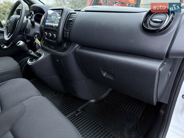 Белый Рено Трафик, объемом двигателя 2 л и пробегом 259 тыс. км за 16400 $, фото 55 на Automoto.ua