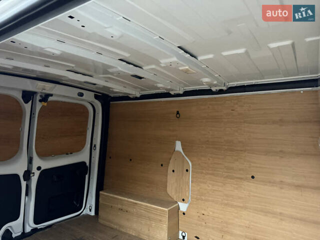 Белый Рено Трафик, объемом двигателя 2 л и пробегом 259 тыс. км за 16400 $, фото 81 на Automoto.ua