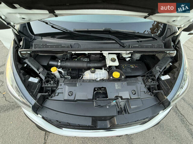 Белый Рено Трафик, объемом двигателя 2 л и пробегом 130 тыс. км за 18999 $, фото 96 на Automoto.ua