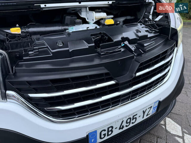 Белый Рено Трафик, объемом двигателя 2 л и пробегом 259 тыс. км за 16400 $, фото 84 на Automoto.ua