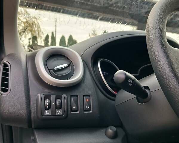 Белый Рено Трафик, объемом двигателя 2 л и пробегом 230 тыс. км за 14200 $, фото 9 на Automoto.ua