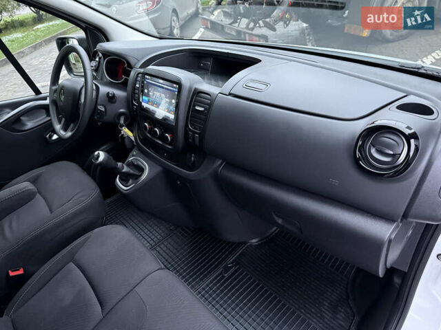 Белый Рено Трафик, объемом двигателя 2 л и пробегом 259 тыс. км за 16400 $, фото 60 на Automoto.ua