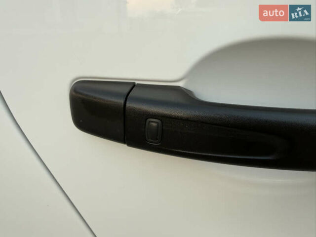 Белый Рено Трафик, объемом двигателя 2 л и пробегом 130 тыс. км за 18999 $, фото 119 на Automoto.ua