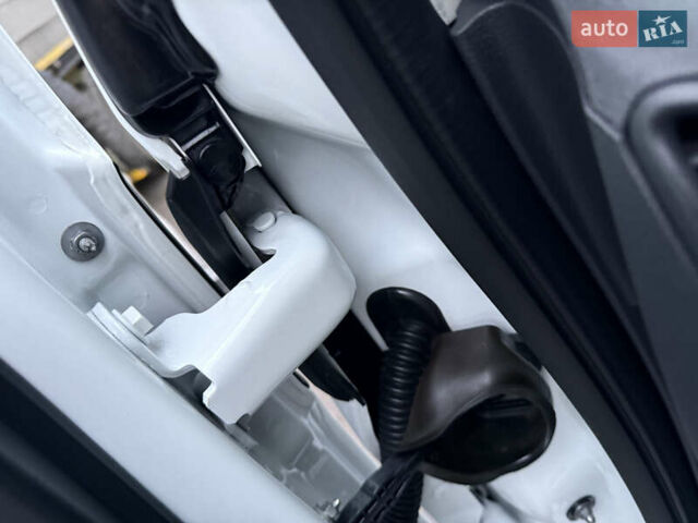 Белый Рено Трафик, объемом двигателя 2 л и пробегом 259 тыс. км за 16400 $, фото 38 на Automoto.ua