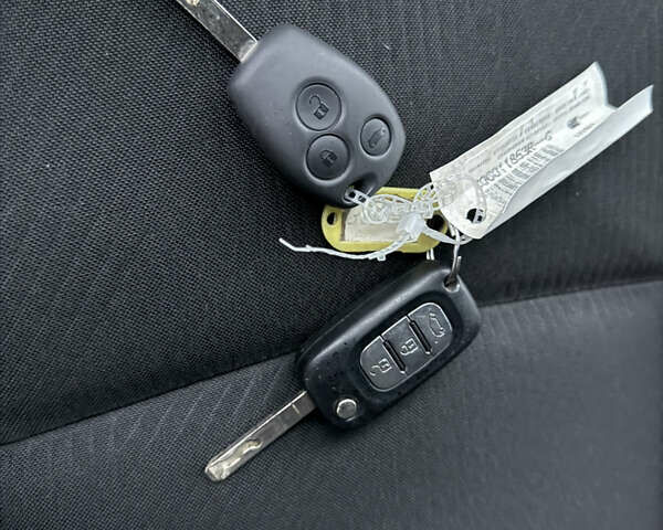 Белый Рено Трафик, объемом двигателя 2 л и пробегом 259 тыс. км за 16400 $, фото 42 на Automoto.ua