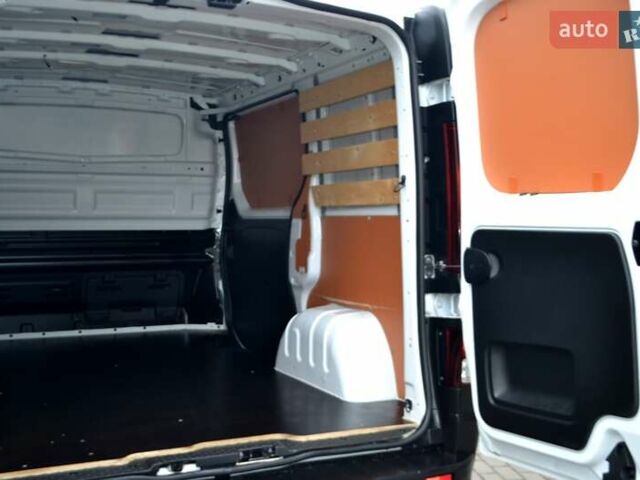 Белый Рено Трафик, объемом двигателя 2 л и пробегом 236 тыс. км за 16900 $, фото 149 на Automoto.ua