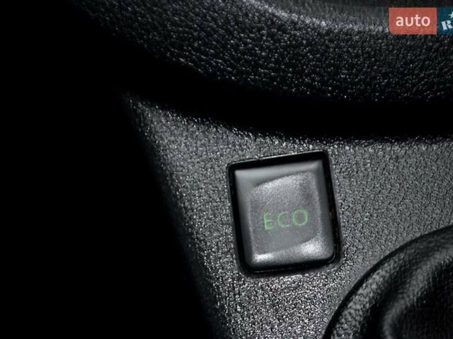 Белый Рено Трафик, объемом двигателя 2 л и пробегом 236 тыс. км за 16900 $, фото 115 на Automoto.ua