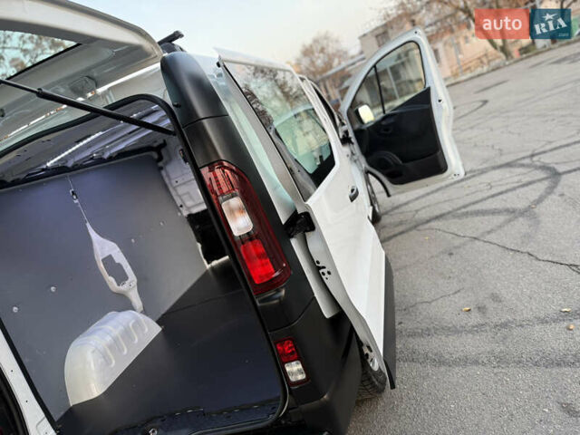 Белый Рено Трафик, объемом двигателя 2 л и пробегом 130 тыс. км за 18999 $, фото 89 на Automoto.ua