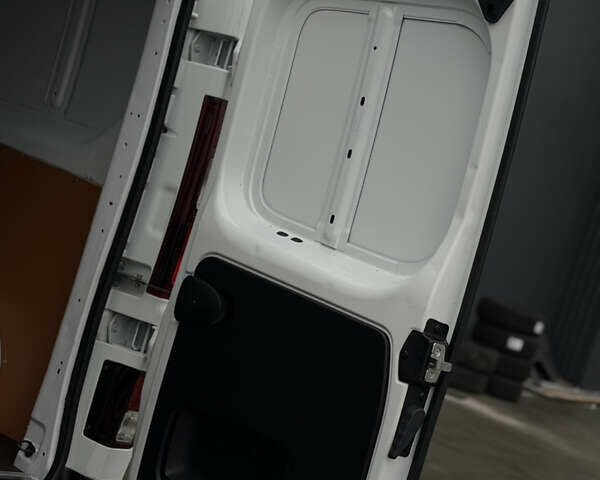 Белый Рено Трафик, объемом двигателя 2 л и пробегом 217 тыс. км за 18800 $, фото 40 на Automoto.ua