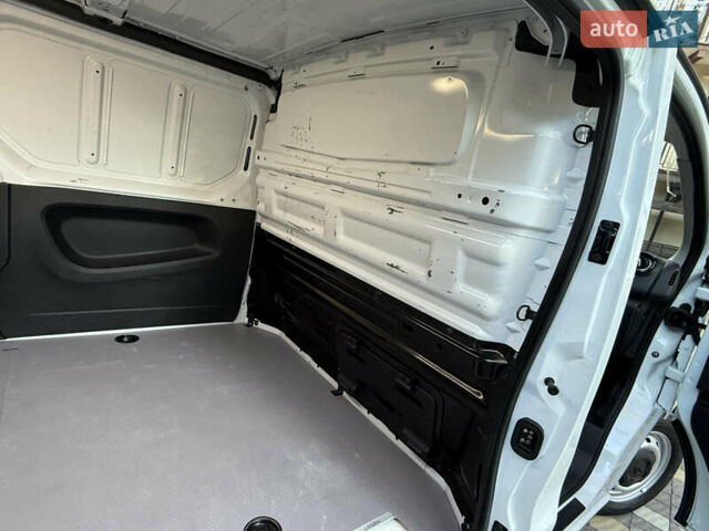 Белый Рено Трафик, объемом двигателя 2 л и пробегом 114 тыс. км за 18200 $, фото 64 на Automoto.ua