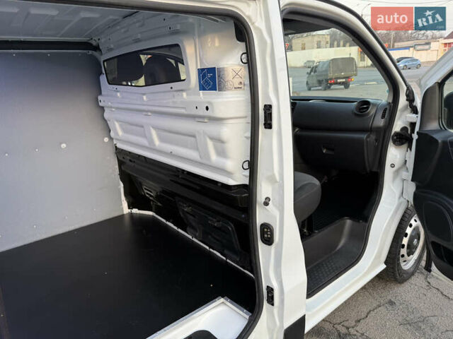 Белый Рено Трафик, объемом двигателя 2 л и пробегом 130 тыс. км за 18999 $, фото 55 на Automoto.ua