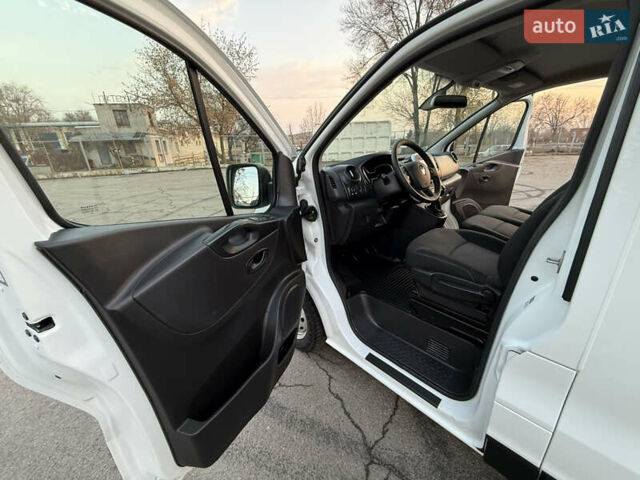 Белый Рено Трафик, объемом двигателя 2 л и пробегом 130 тыс. км за 18999 $, фото 80 на Automoto.ua
