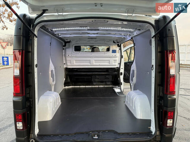 Белый Рено Трафик, объемом двигателя 2 л и пробегом 130 тыс. км за 18999 $, фото 5 на Automoto.ua