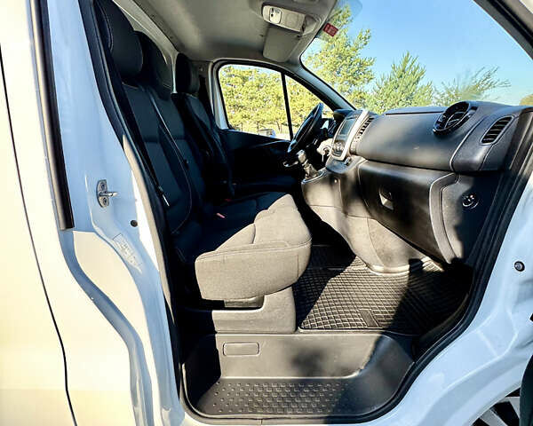 Белый Рено Трафик, объемом двигателя 2 л и пробегом 182 тыс. км за 17673 $, фото 48 на Automoto.ua