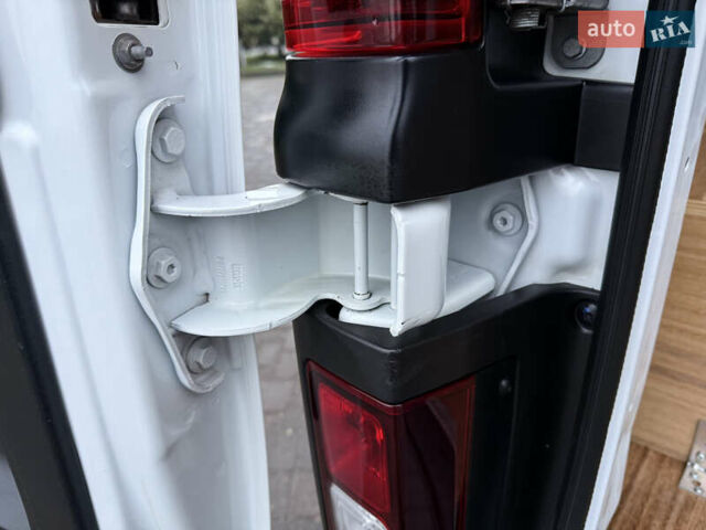 Белый Рено Трафик, объемом двигателя 2 л и пробегом 259 тыс. км за 16400 $, фото 71 на Automoto.ua