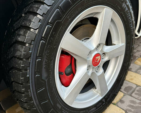 Белый Рено Трафик, объемом двигателя 2 л и пробегом 213 тыс. км за 16900 $, фото 38 на Automoto.ua