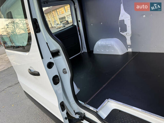Белый Рено Трафик, объемом двигателя 2 л и пробегом 130 тыс. км за 18999 $, фото 61 на Automoto.ua
