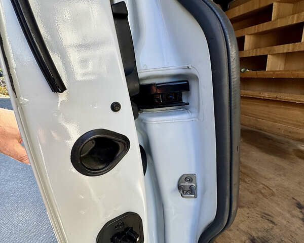 Белый Рено Трафик, объемом двигателя 2 л и пробегом 182 тыс. км за 17673 $, фото 46 на Automoto.ua