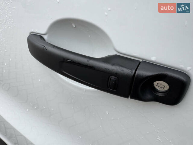 Белый Рено Трафик, объемом двигателя 2 л и пробегом 76 тыс. км за 17700 $, фото 17 на Automoto.ua