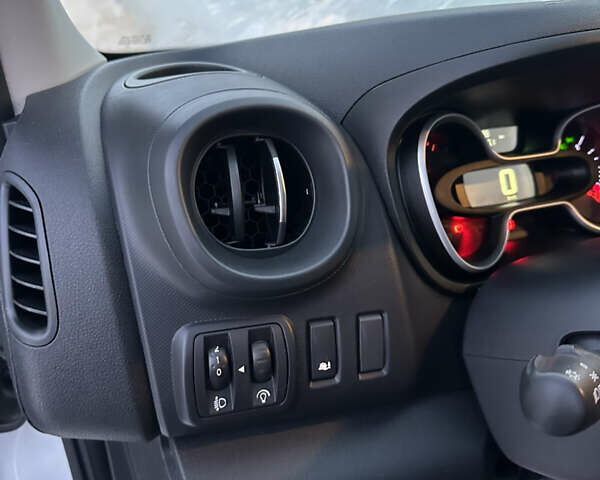 Белый Рено Трафик, объемом двигателя 2 л и пробегом 91 тыс. км за 18700 $, фото 28 на Automoto.ua