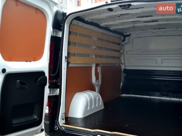 Белый Рено Трафик, объемом двигателя 2 л и пробегом 236 тыс. км за 16900 $, фото 150 на Automoto.ua