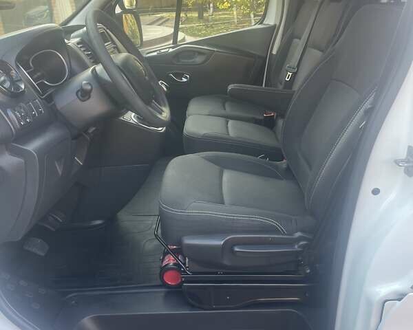 Белый Рено Трафик, объемом двигателя 2 л и пробегом 210 тыс. км за 16899 $, фото 12 на Automoto.ua