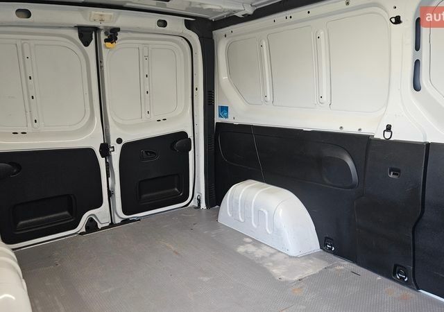 Белый Рено Трафик, объемом двигателя 2 л и пробегом 199 тыс. км за 18900 $, фото 45 на Automoto.ua