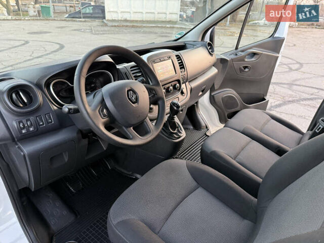Белый Рено Трафик, объемом двигателя 2 л и пробегом 130 тыс. км за 18999 $, фото 4 на Automoto.ua