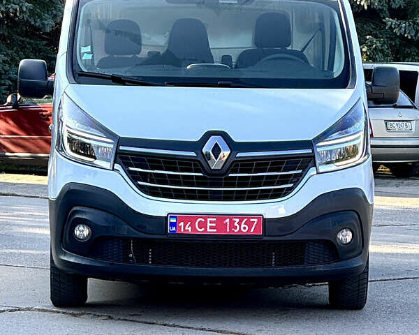 Белый Рено Трафик, объемом двигателя 2 л и пробегом 182 тыс. км за 17673 $, фото 1 на Automoto.ua