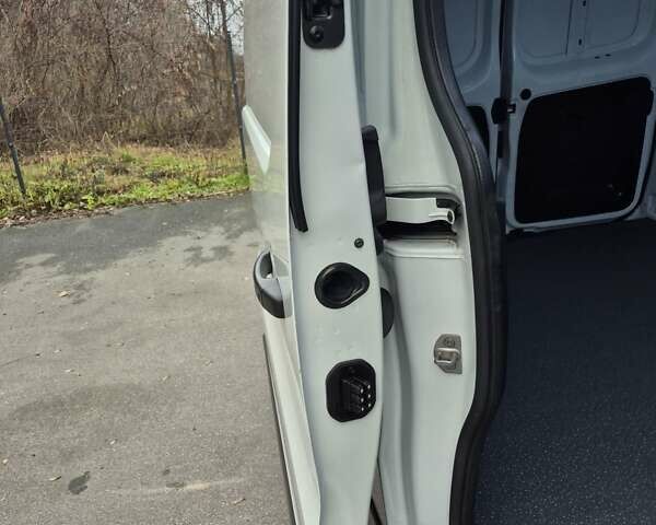 Белый Рено Трафик, объемом двигателя 2 л и пробегом 70 тыс. км за 23900 $, фото 109 на Automoto.ua