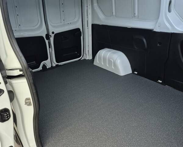 Белый Рено Трафик, объемом двигателя 2 л и пробегом 70 тыс. км за 23900 $, фото 112 на Automoto.ua