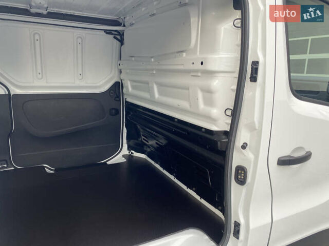 Белый Рено Трафик, объемом двигателя 2 л и пробегом 240 тыс. км за 19300 $, фото 30 на Automoto.ua