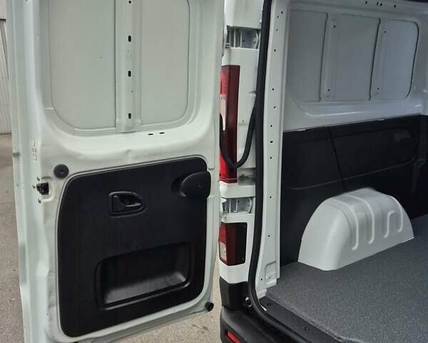 Белый Рено Трафик, объемом двигателя 2 л и пробегом 70 тыс. км за 23900 $, фото 113 на Automoto.ua