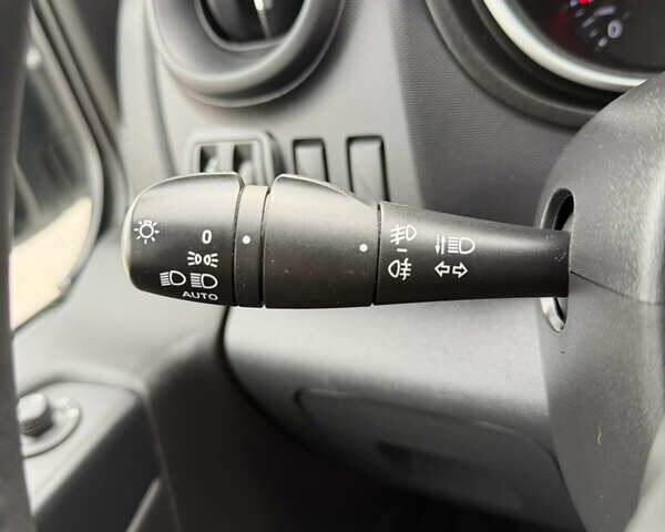 Білий Рено Трафік, об'ємом двигуна 2 л та пробігом 202 тис. км за 16999 $, фото 22 на Automoto.ua