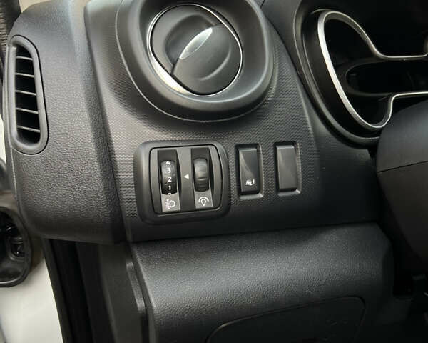 Білий Рено Трафік, об'ємом двигуна 2 л та пробігом 201 тис. км за 19500 $, фото 37 на Automoto.ua