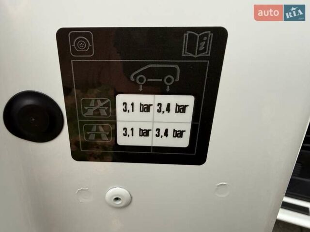 Белый Рено Трафик, объемом двигателя 0 л и пробегом 204 тыс. км за 20900 $, фото 20 на Automoto.ua