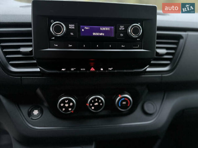 Белый Рено Трафик, объемом двигателя 0 л и пробегом 61 тыс. км за 22650 $, фото 40 на Automoto.ua