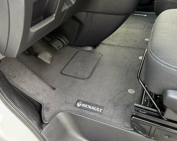 Белый Рено Трафик, объемом двигателя 2 л и пробегом 29 тыс. км за 25300 $, фото 36 на Automoto.ua