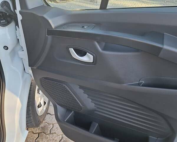 Белый Рено Трафик, объемом двигателя 2 л и пробегом 204 тыс. км за 22900 $, фото 9 на Automoto.ua