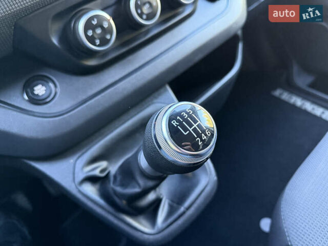 Белый Рено Трафик, объемом двигателя 2 л и пробегом 75 тыс. км за 24000 $, фото 39 на Automoto.ua