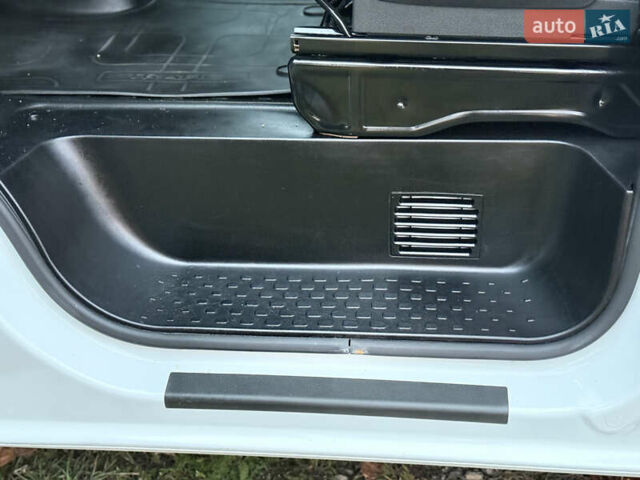 Белый Рено Трафик, объемом двигателя 2 л и пробегом 62 тыс. км за 22150 $, фото 21 на Automoto.ua