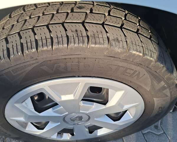 Белый Рено Трафик, объемом двигателя 2 л и пробегом 204 тыс. км за 22900 $, фото 3 на Automoto.ua