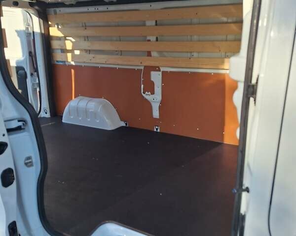 Белый Рено Трафик, объемом двигателя 2 л и пробегом 204 тыс. км за 22900 $, фото 2 на Automoto.ua